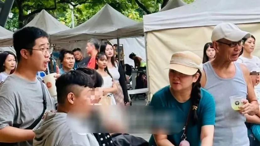 任家萱带着儿子现身田馥甄音乐会，胖胖的大腿和妈妈的手臂一样粗