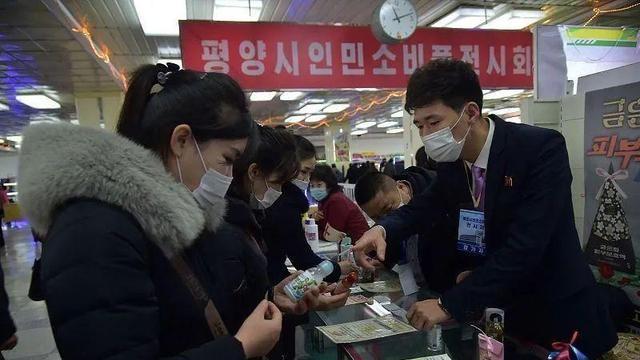 在金正恩的领导下，朝鲜民众穿上了中国羽绒服，漫长冬天不再怕冷