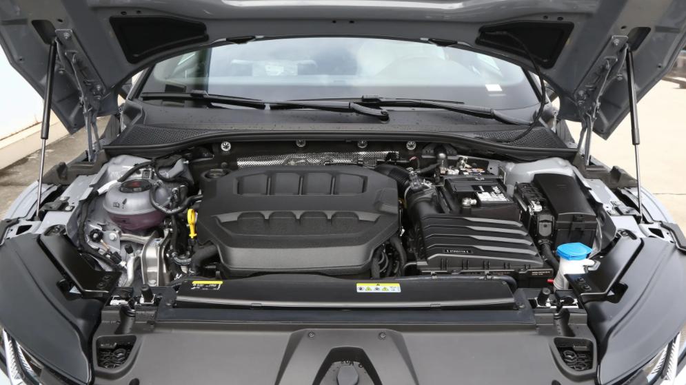 买运动轿车，不妨看看26款大众CC，4款配置解析，谁更值得选？