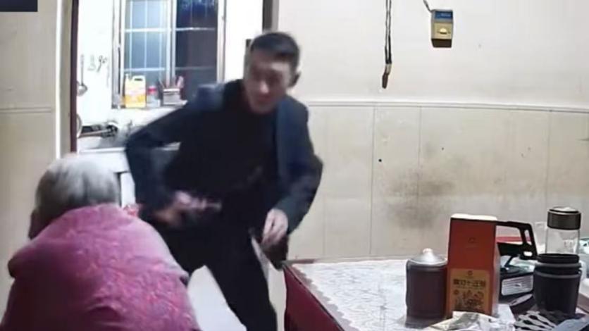 55岁男子暴打92岁母亲已被刑拘！只因母亲炒菜盐放多，枉为人子！