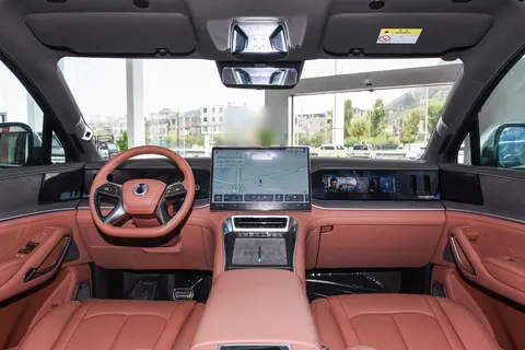 2026款腾势N9 上市了，新增紫瑢金双色车身，配2.0T插混+云辇-A