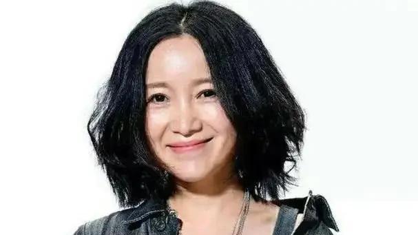 她5次上春晚，被恩师夺初夜，自杀未遂不幸流产，56岁却无人敢娶