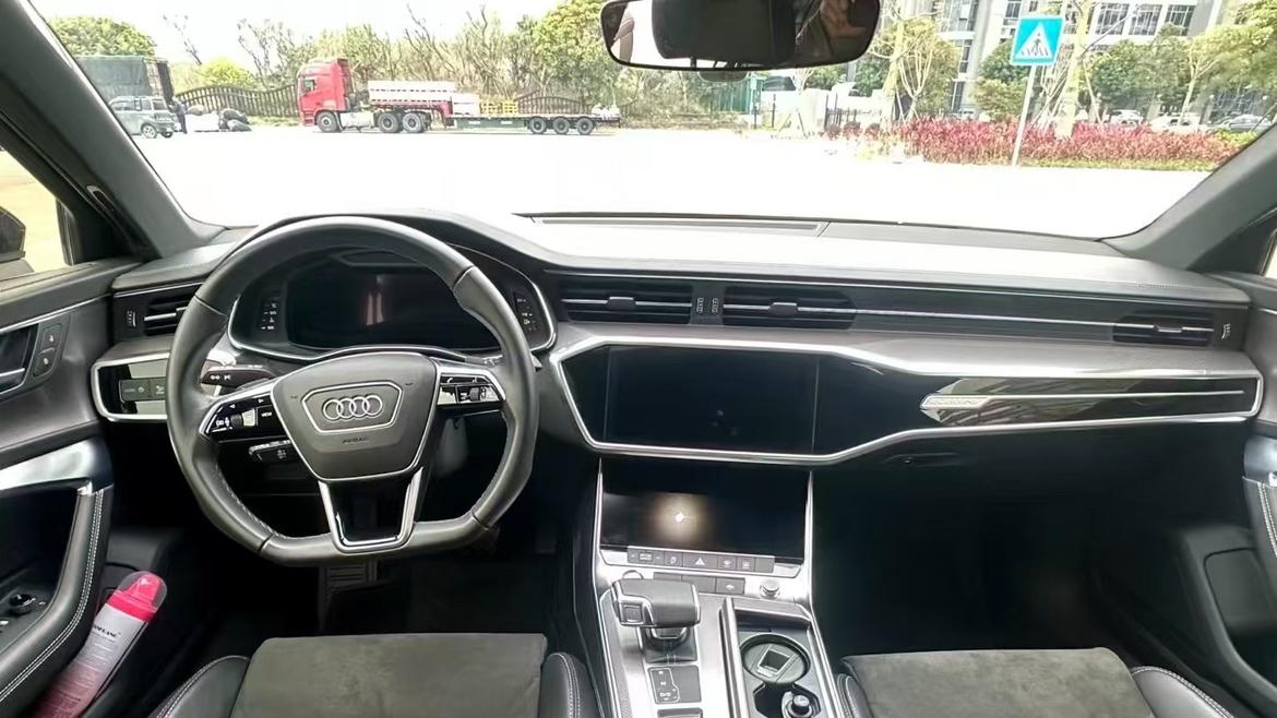 34万体验5.6秒破百，2022款奥迪A6L一手车，尊享动感！