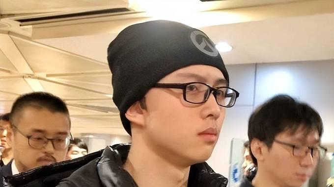 被畸形母爱毁掉的星二代，母乳12年，同床15年，离谱的事后面还有！