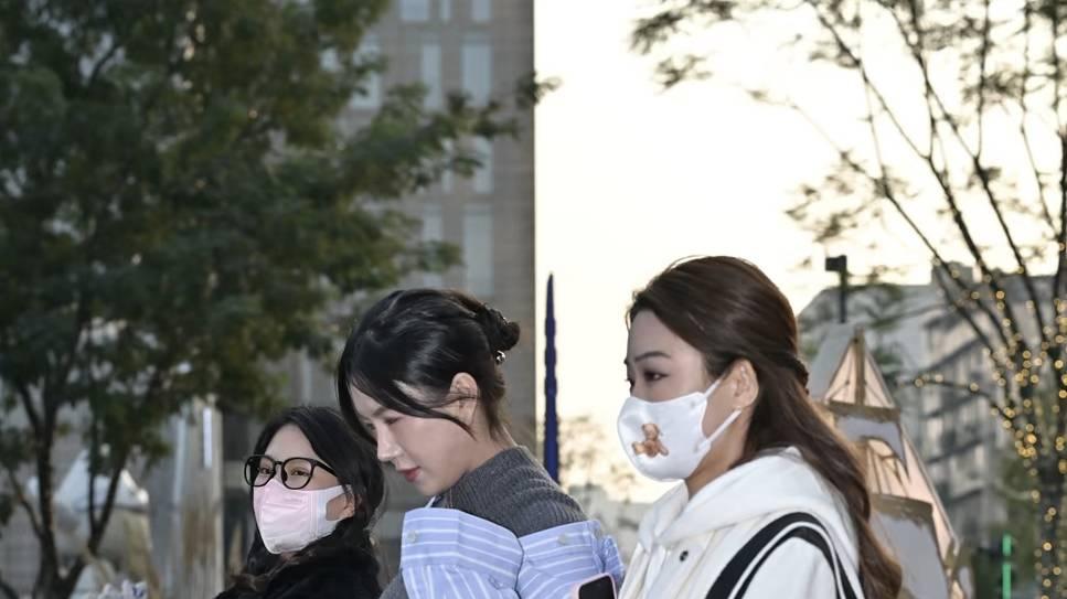 街拍亮点：穿白衣的身材高挑的气质美女小姐姐！