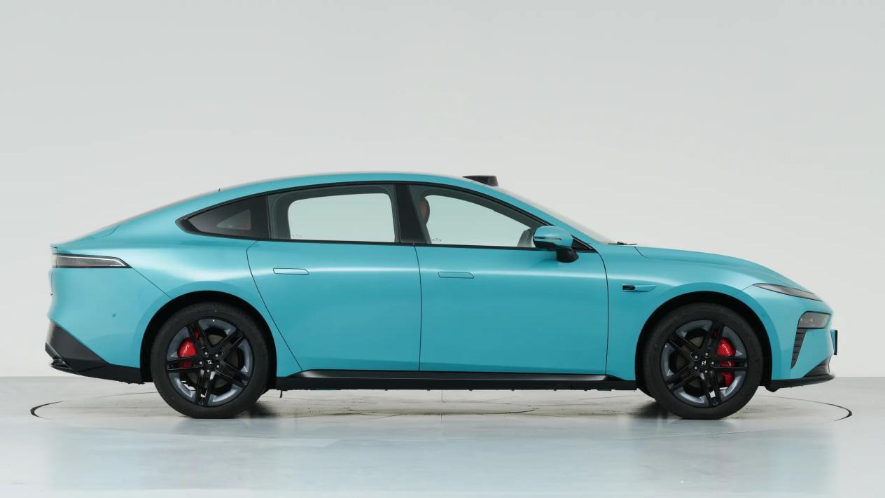 搭激光雷达+8295，15万级轿跑配四驱，增程/纯电可选，续航650km