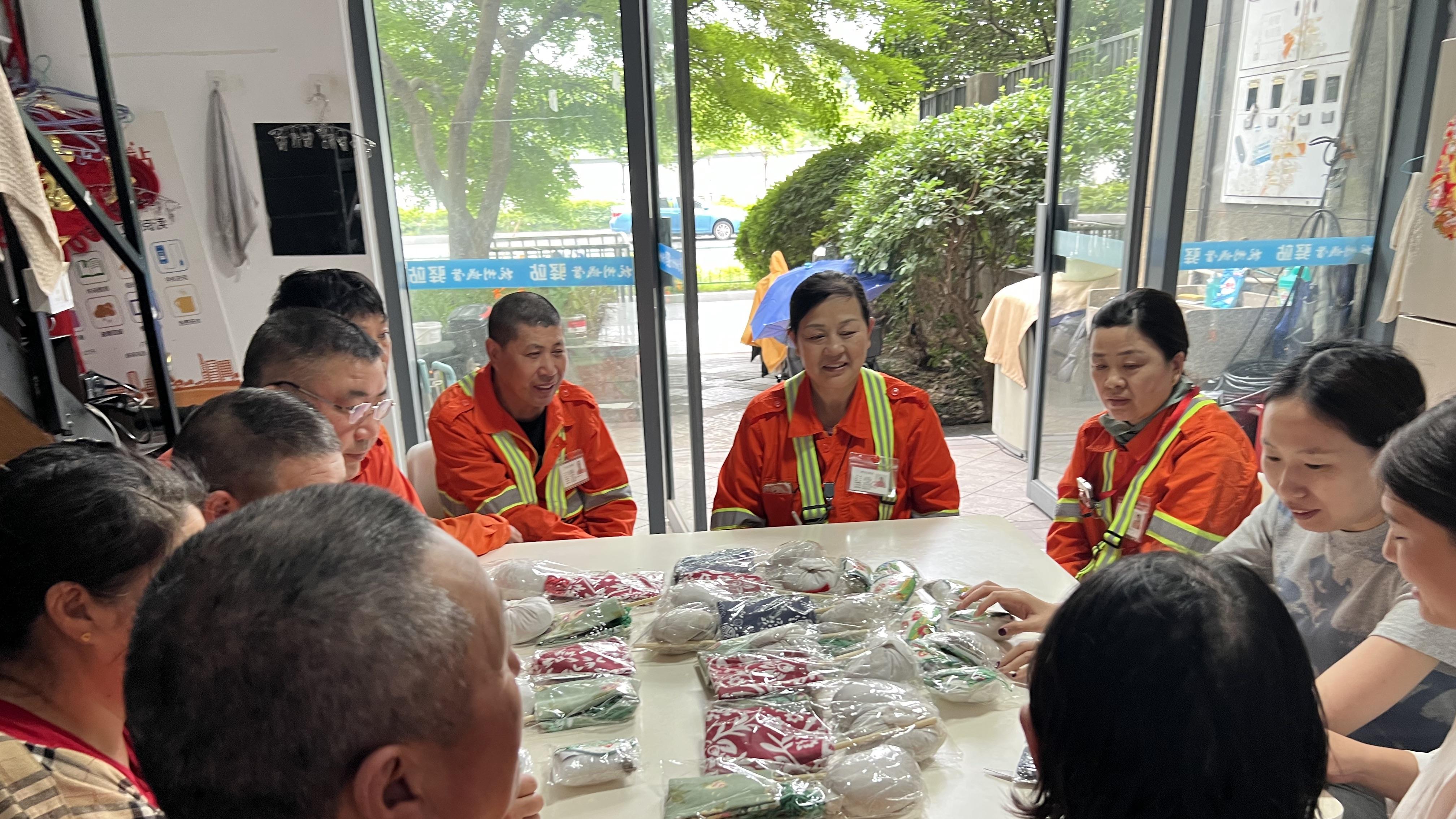 杭州上城区综合行政执法局组织一线保洁工人制作艾草锤和艾草香包