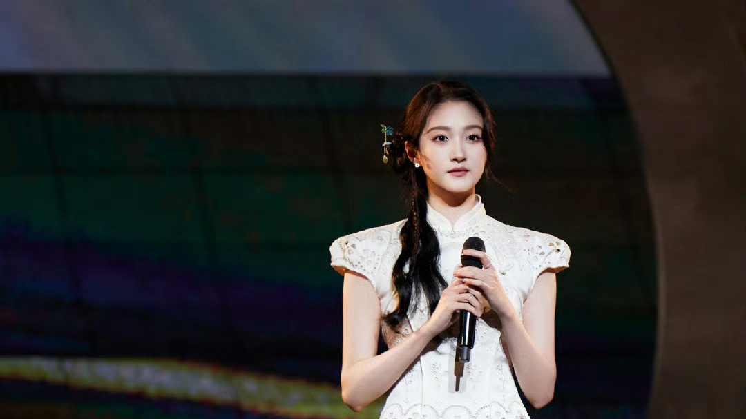 关晓彤穿“旗袍短裙”杀疯舞台，这腿长是开了作弊器吧？