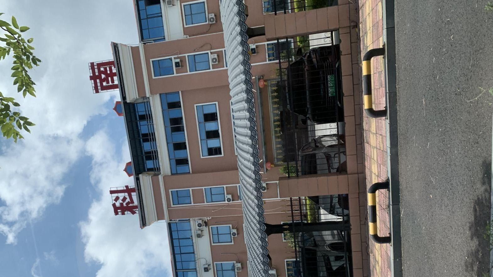 为爱车打造理想港湾：坚固耐用的树脂瓦车棚