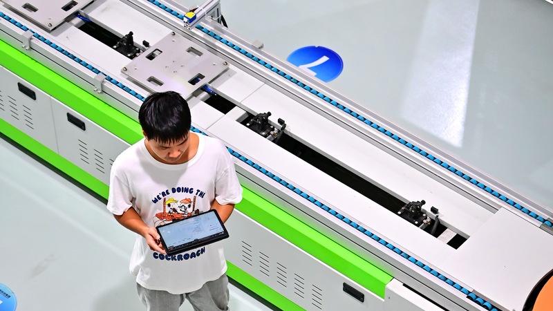 蔚来"抢人大战"背后的产业升级：当汽车工人开始学Python