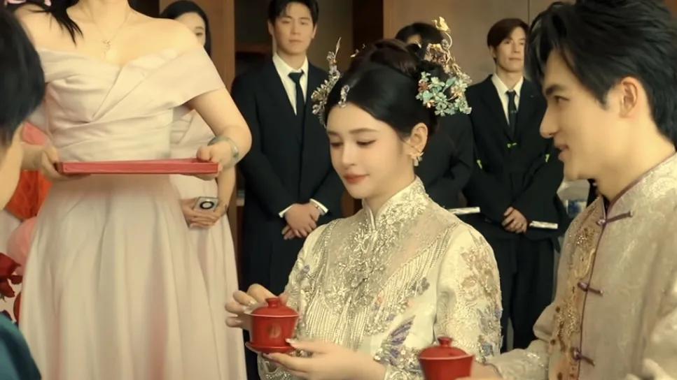 李心艾晒婚礼现场，敬酒改口一气呵成，穿婚纱美成女王还喜落泪了