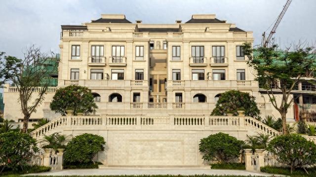 71岁还要养着一家人的赵雅芝，优雅背后却有心酸