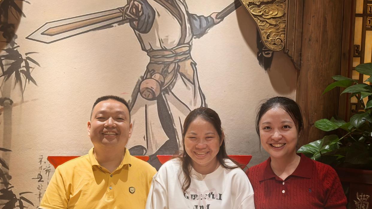 千万富翁与母亲相认团圆：曾被指是野孩子，现在要将妈妈带在身边