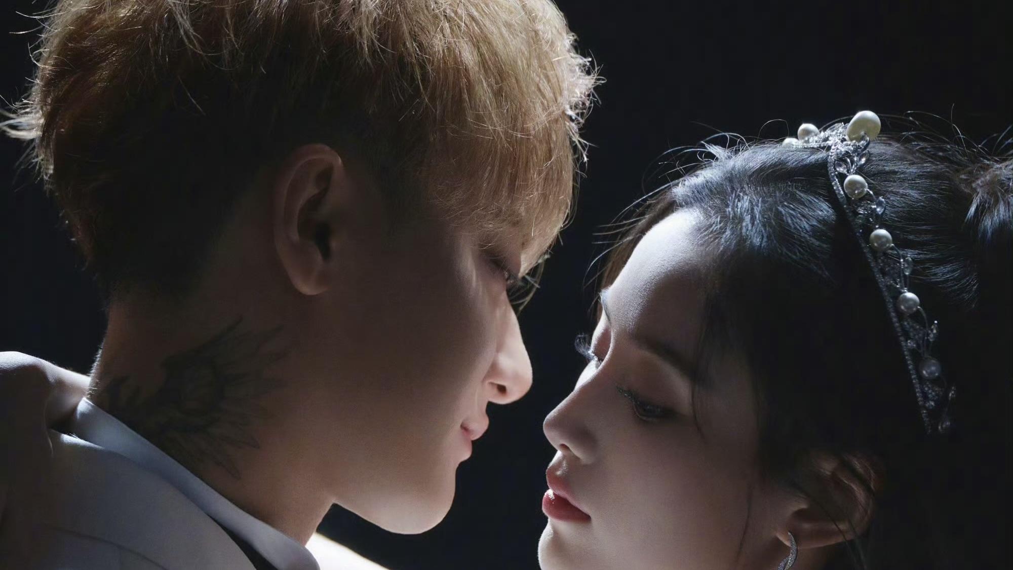 黄子韬徐艺洋接吻婚纱照引爆热搜：五年爱情长跑终成“偶像剧大结局”