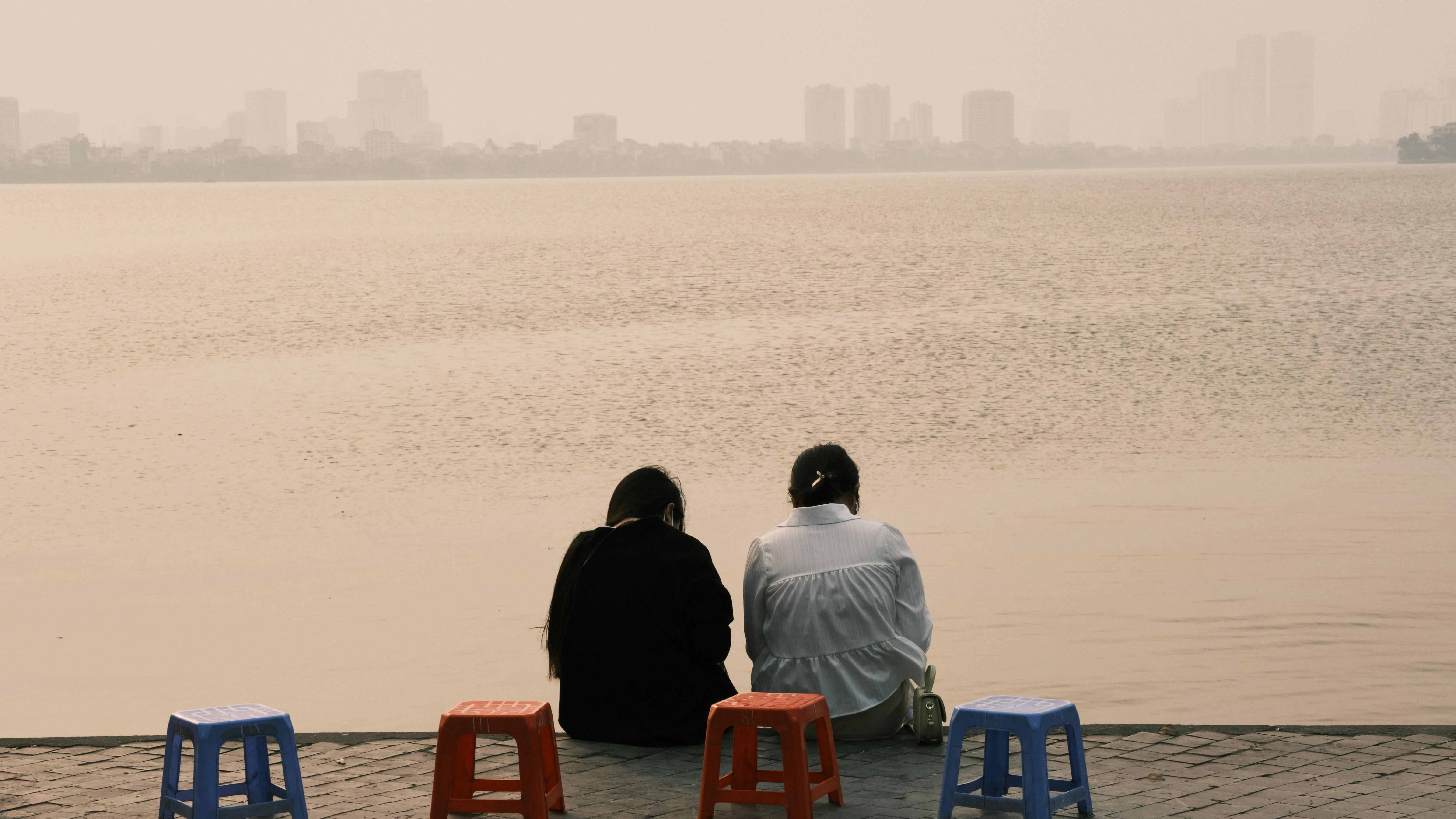 “放松警惕” 别只会 relax，这样说才地道！