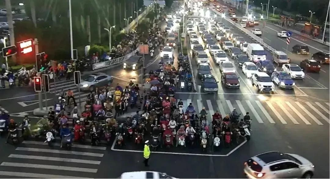 广州主打一个听劝，电动车被爆乱停放后，立刻铁腕整治拖车又罚款