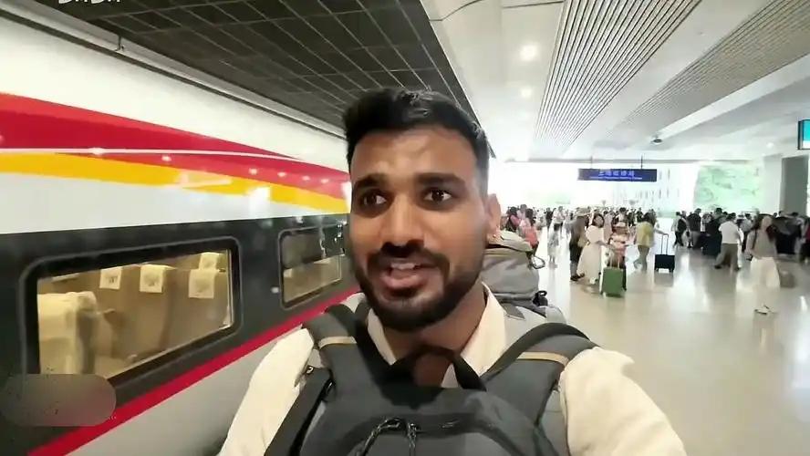 老外来华旅游, 乘坐高铁直言两点“不痛快”, 说出中国人的心声!