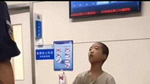 保安与缴费男孩的故事：暖心反转！