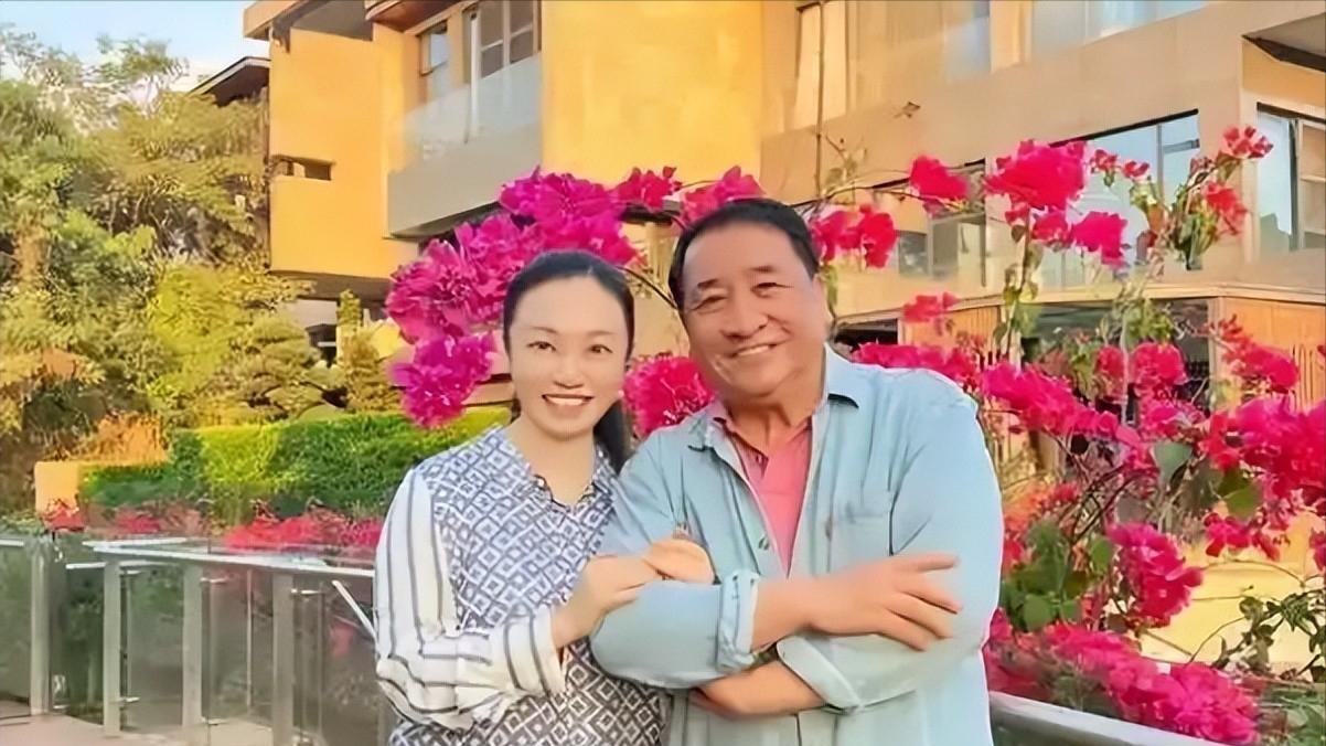 聚光灯暗了以后，姜昆，那个说相声的，他家里的事，可不比他的段子少