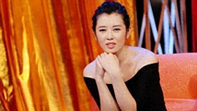她和导演同居12年被抛弃，将黄渤亲到害羞，如今47岁身价40亿