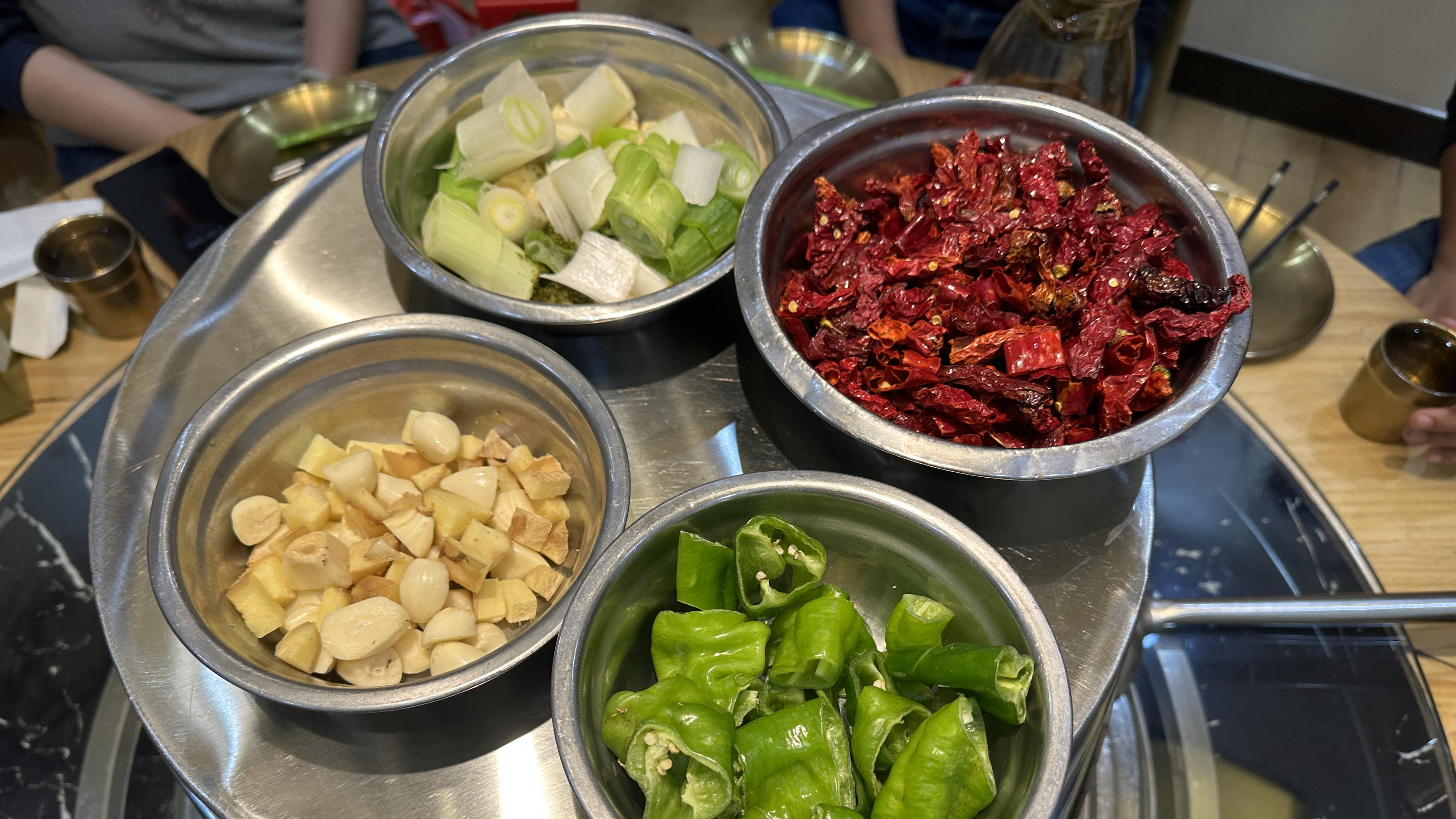 乌鲁木齐美食新发现，藏在华凌市场里面的五谷虫子鸡，味道棒棒哒