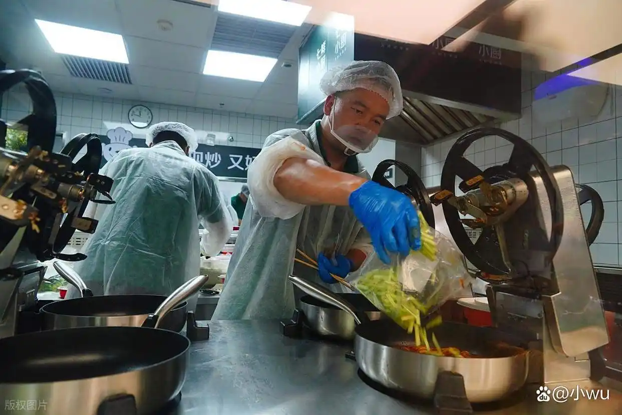 餐饮vs进厂：哪个更累？年轻人怎么选？