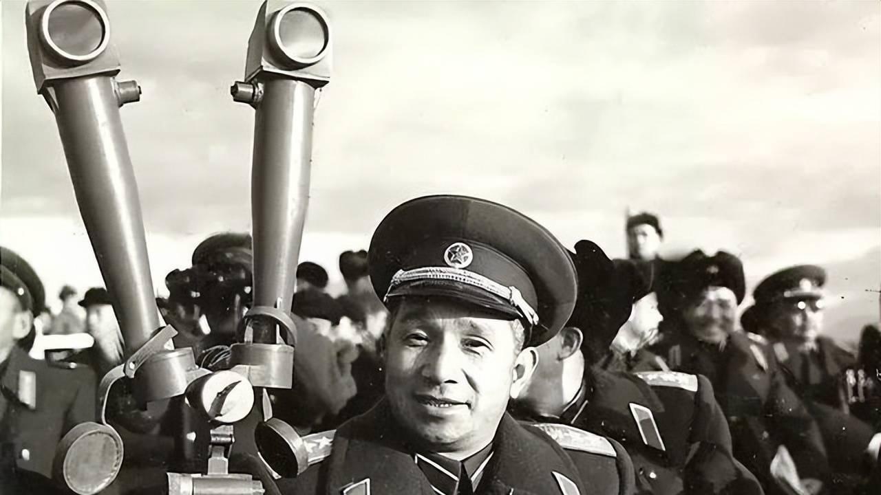 那些人说彭德怀水平不及粟裕的人，连军事学的门在哪里都不知道