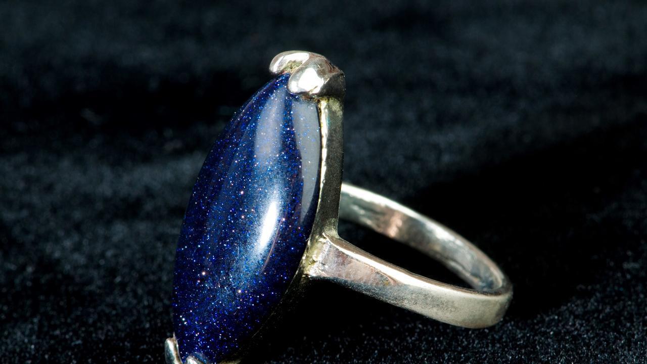 第一次看到戴戒指的不年轻男人