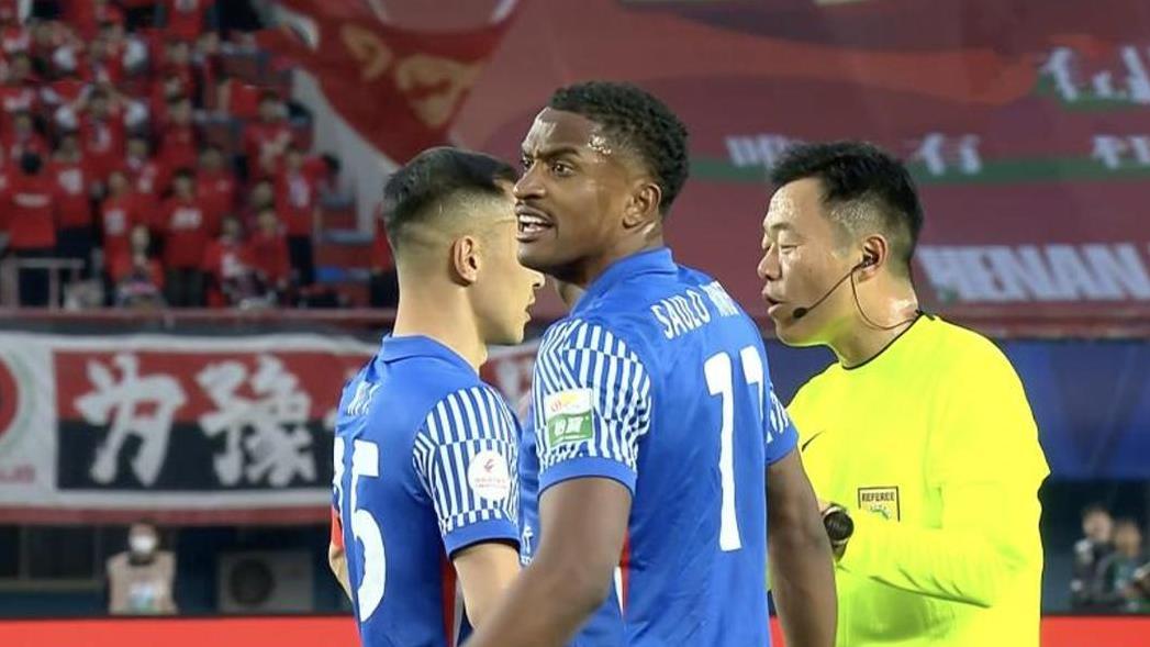 精彩逆转！连扳3球，申花残阵爆发，争议核心导演神奇