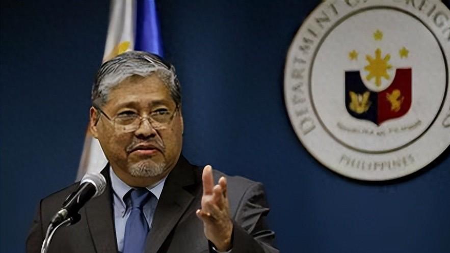 德记者一个问题，让菲外长汗流浃背：你们是不是想被端上中美餐桌