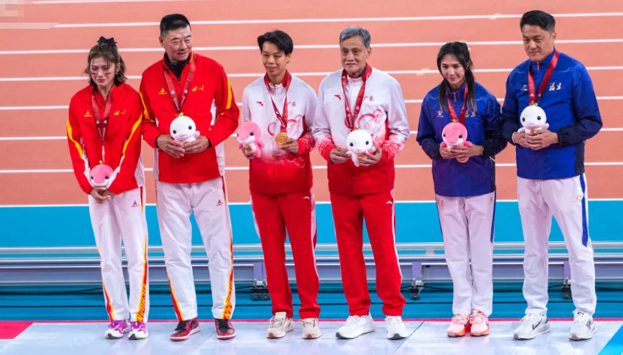 吴艳妮输了！无缘女子100米栏冠军，颁奖时哭了，赛后给自己打0分