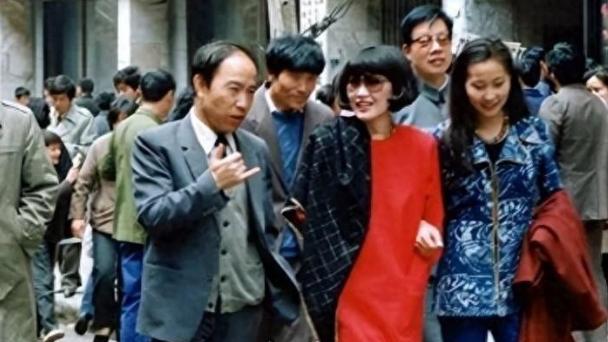 稳坐春晚前排20年，一人住7层别墅，74岁仍单身，马云都巴结她