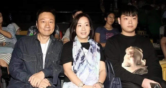 黎耀祥27岁儿子罕露面！曾与李丽珍女儿传绯闻，频晒豪车被批炫富