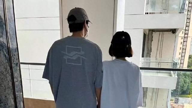 秦岚魏大勋与宋佳夫妇聚餐，魏爸送秦岚回家，这对居然没分手