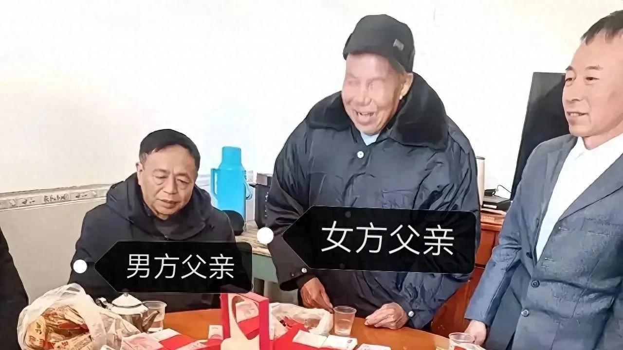 188000现金堆成山！农村订婚现场男方爹笑比哭难看，网友：这是卖女儿还是办喜事？