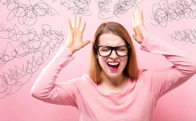 社会上很多人近乎破防状态，出门在外要小心谨慎，注意避让！