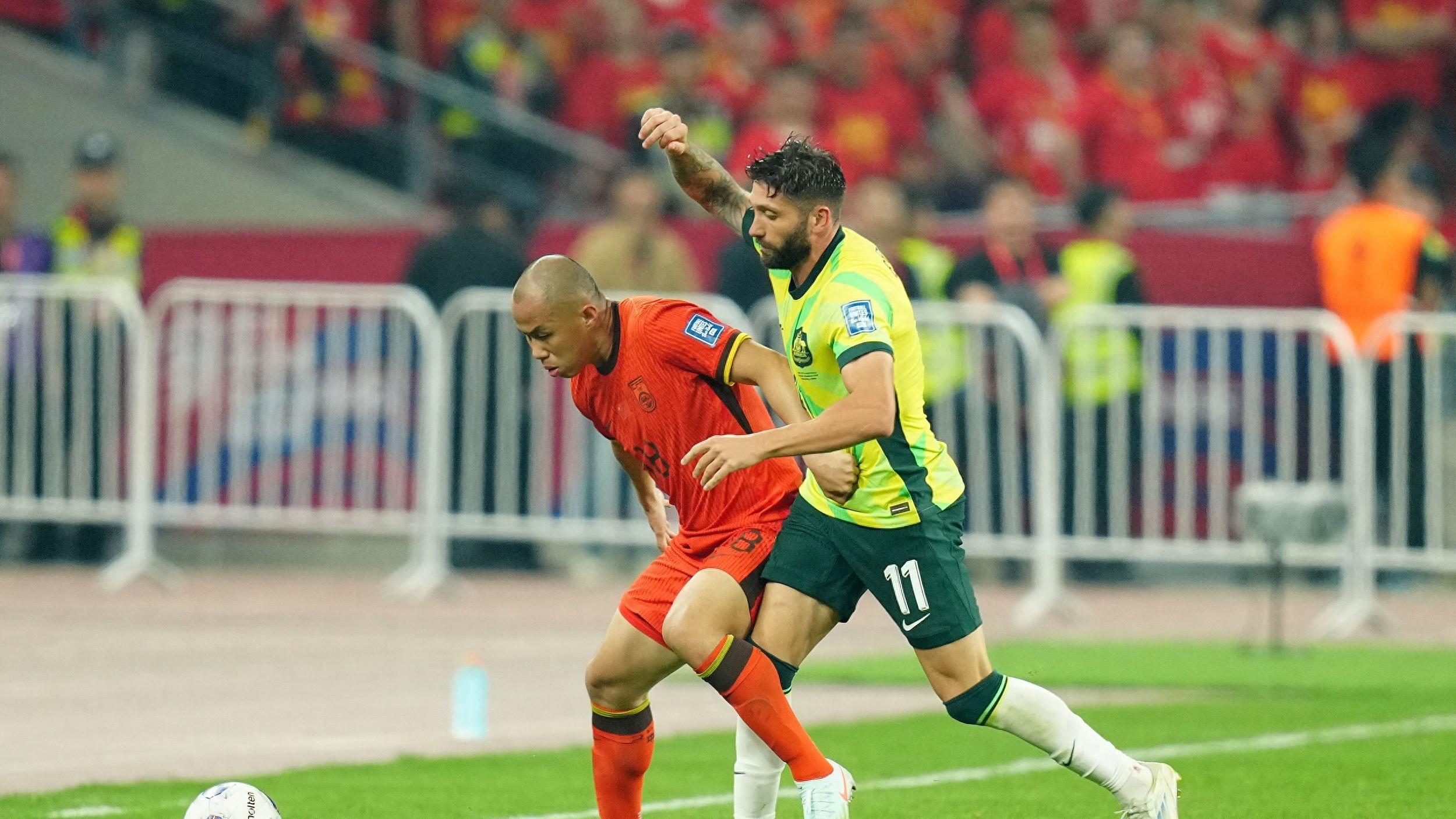 黄政宇vs澳大利亚数据：传球成功率83%，2解围1拦截1抢断