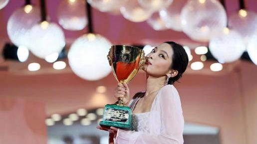 辛芷蕾夺威尼斯影后，梦想照进现实，李冰冰钟楚曦等发文为其庆祝