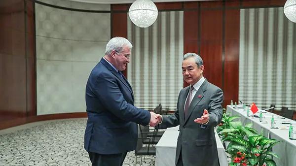 5000亿卖国条约就在眼前，美俄加速促成协议，泽连斯基求助中国