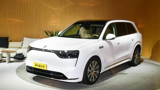 理想L8 Ultra智能焕新版到店，32.18万起，这配色和配置真有东西