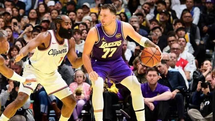 每百回合失144分！快船变阵再次失效，湖人过篮下就像过街