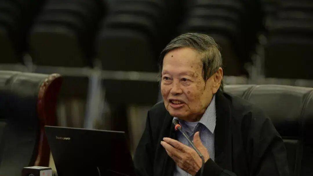百年物理巨擘，一世家国深情！致敬杨振宁先生！