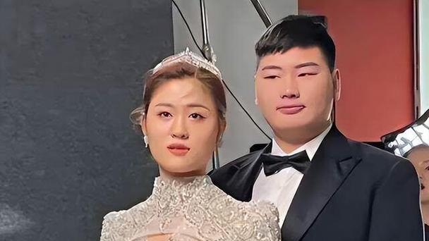 大衣哥摆孙子满月宴，8699元茅15招待亲家，400元剑南春给村民！