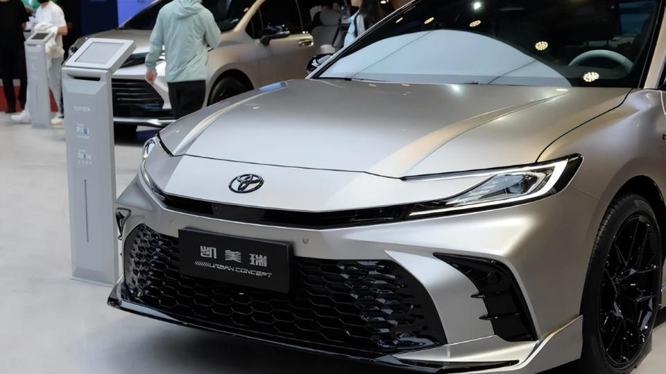 凯美瑞“暮光战神”闪亮登场，专为年轻人打造，内饰总算开窍了