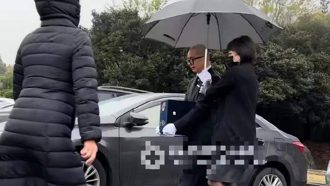 大S墓位占地3米，黑色大理石铺在上面，碑文两旁摆着鲜花