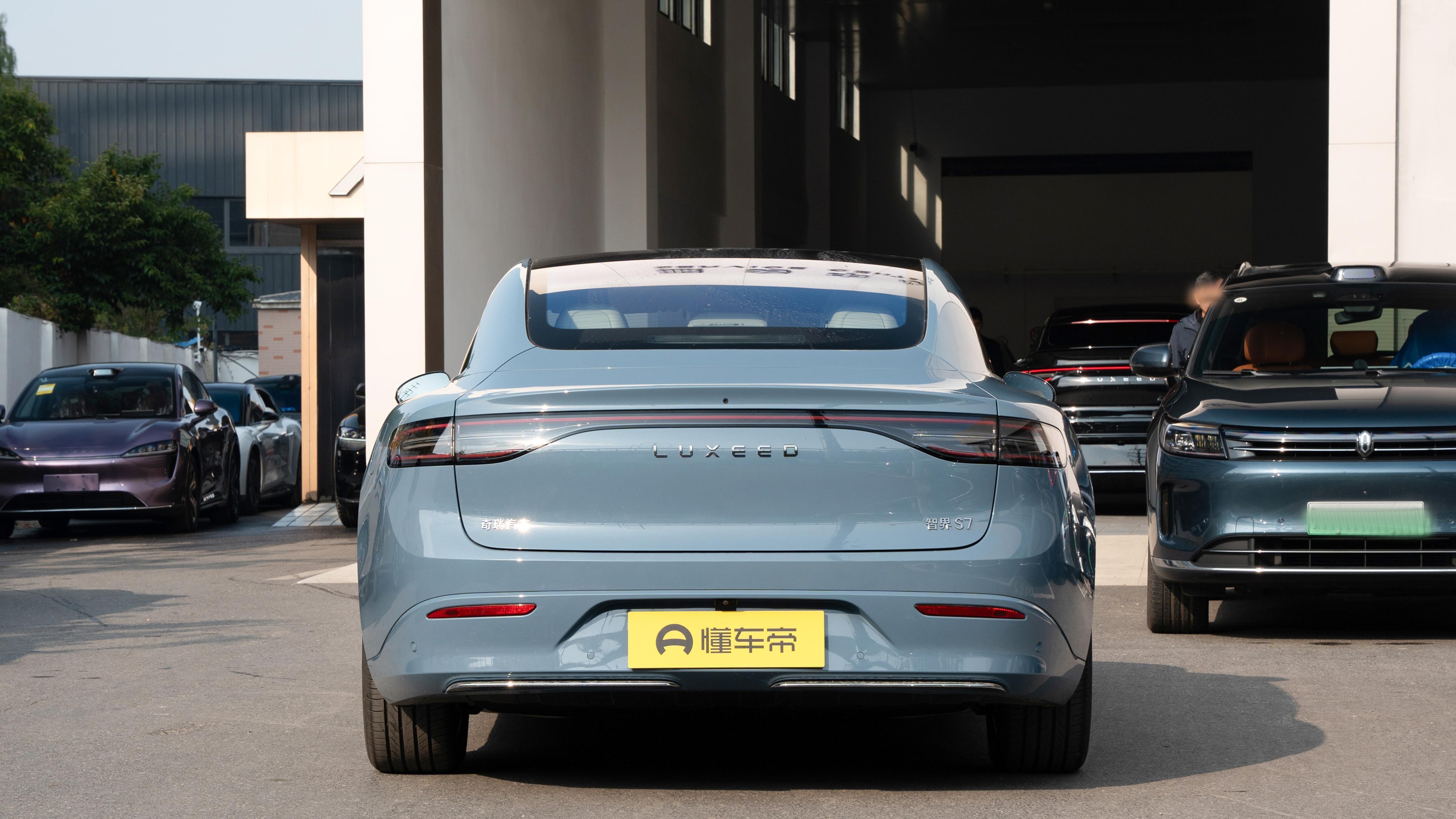 智界S7降价2万，标配800V平台，对比特斯拉Model 3，谁更值得买？