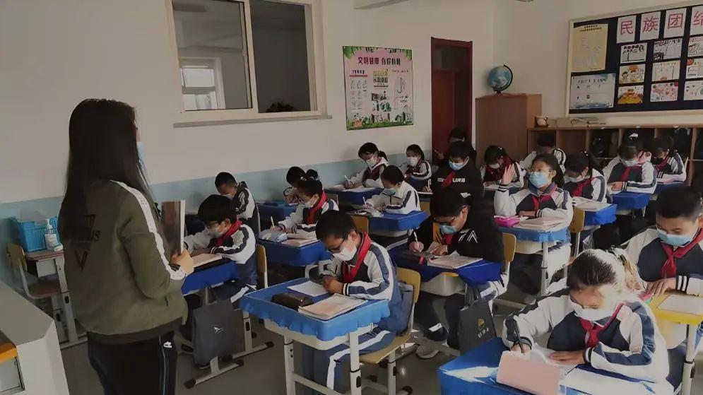 小学老师带儿闯教室殴打学生，如此霸凌，虽被停职但难平众怒！