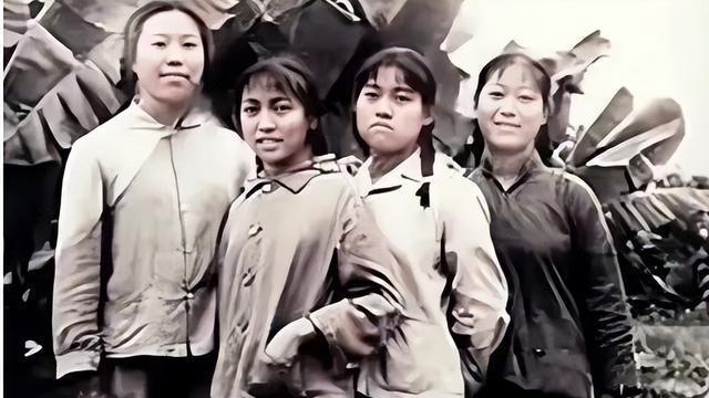 生产队时期的真实照片：新人被闹洞房到脸红，卫生员素颜堪比明星