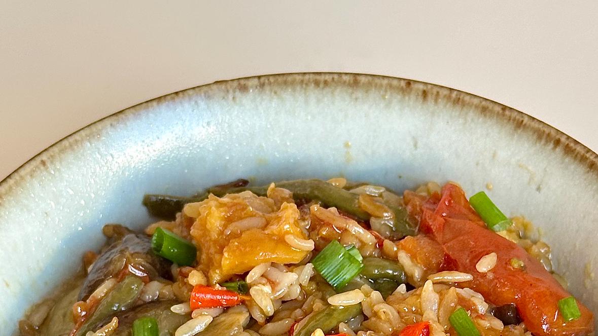 这道菜将土豆茄子青椒三种常见蔬菜与米饭一同焖煮让米饭充分吸收蔬菜的鲜香和酱汁浓郁既省时省力又美味可口