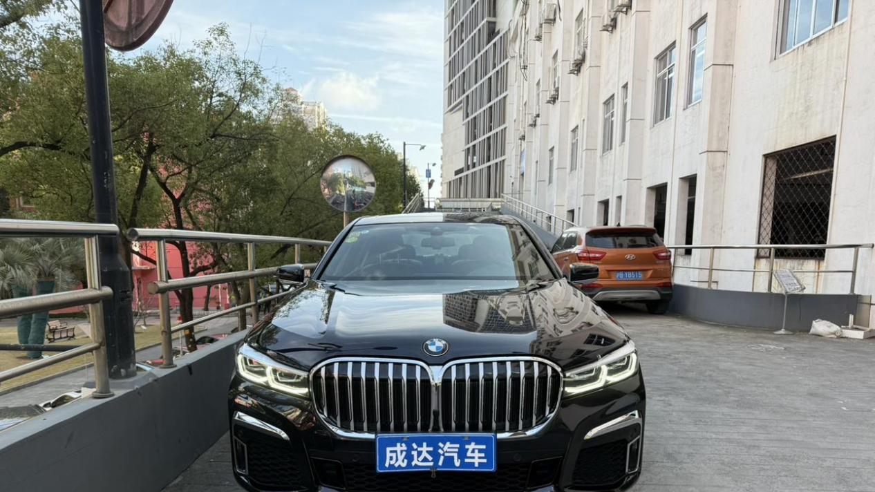 5.8万公里宝马740Li，当年落地近百万，如今不到50万！